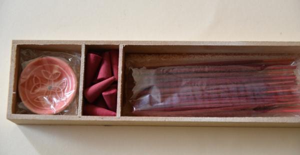 Holzkästchen mit Räucherstäbchen, Kegel und Halter, Rose
